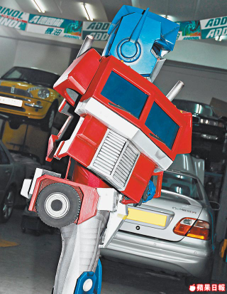 Illustration for article titled Real-Life Transforming Optimus Prime Costume